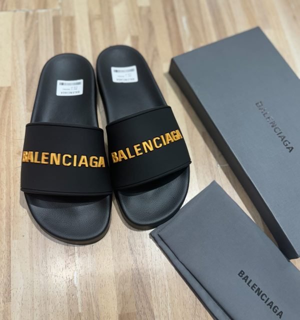 Balanciaga slipper for men | 300 AED