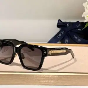 CHRISTIAN DIOR