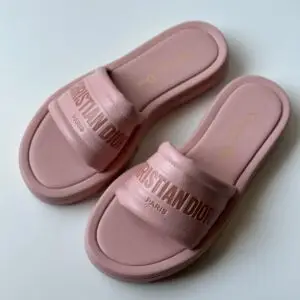 CHRISTIAN DIOR