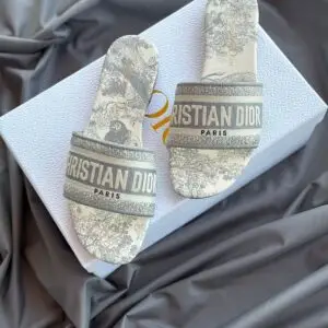 CHRISTIAN DIOR