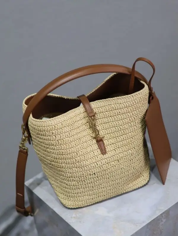 Design LE 37 IN WOVEN RAFFIA AND VEGETABLE-TANNED LEATHER - Dubai Fashion LUX