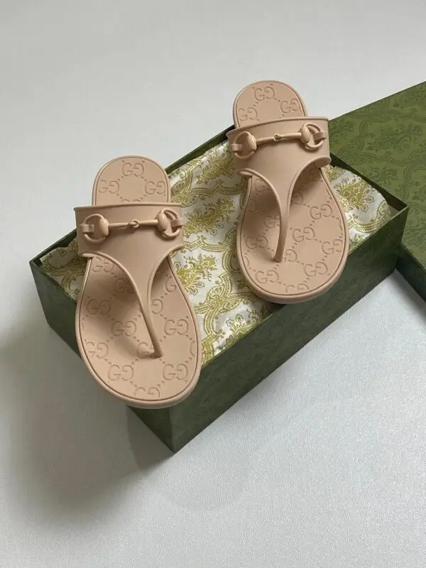 GUCCI Women's Thong Sandal with Horsebit Detail