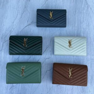Design Grain De Poudre Matelasse Chevron Monogram Envelope Chain Crema Soft - Dubai Fashion LUX