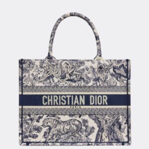 Design MEDIUM BOOK TOTE Ecru and Blue Toile de Jouy Embroidery (36 x 27.5 x 16.5 cm) - Dubai Fashion LUX