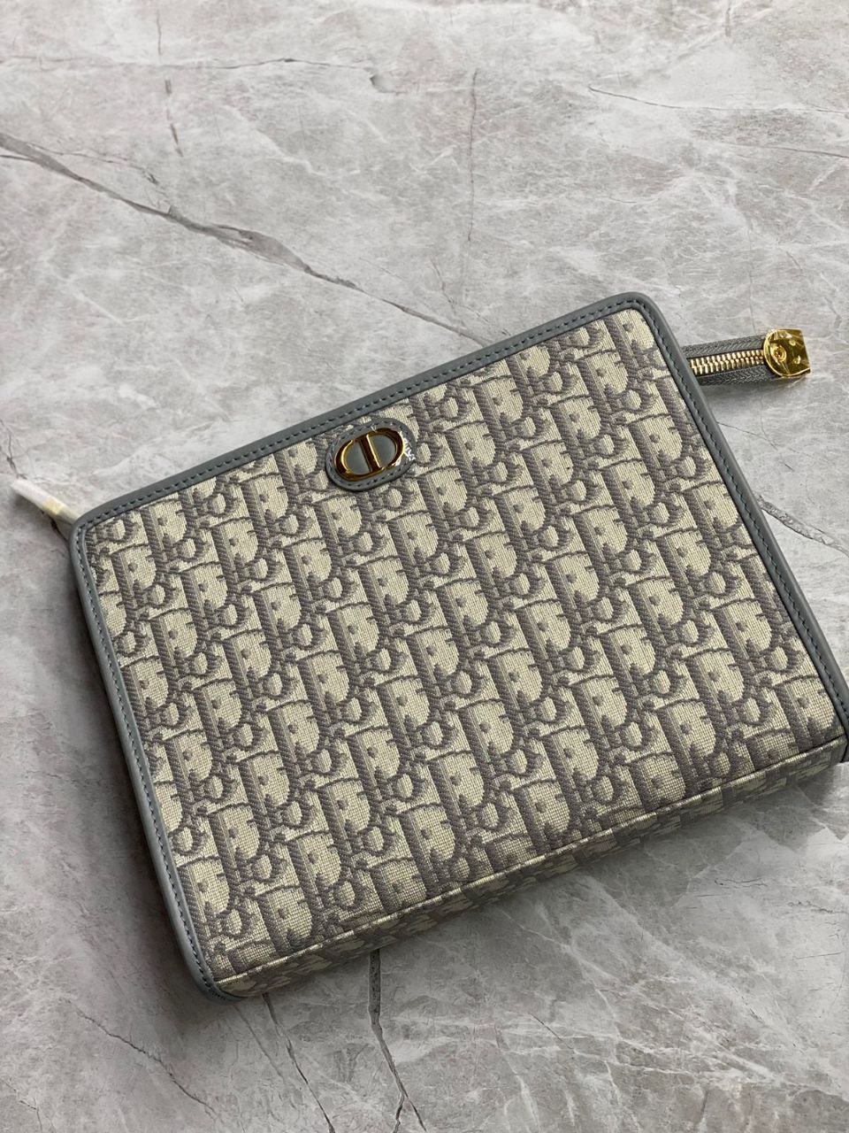 Dior Pouch Super Master Quality – Luxury Makeup & Essentials Pouch