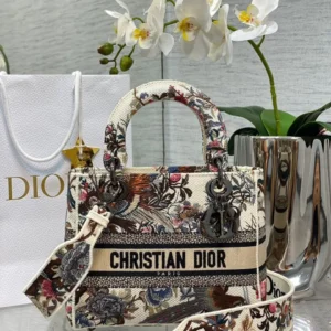 LADY D-LITE MEDIUM BAG - Dubai Fashion LUX