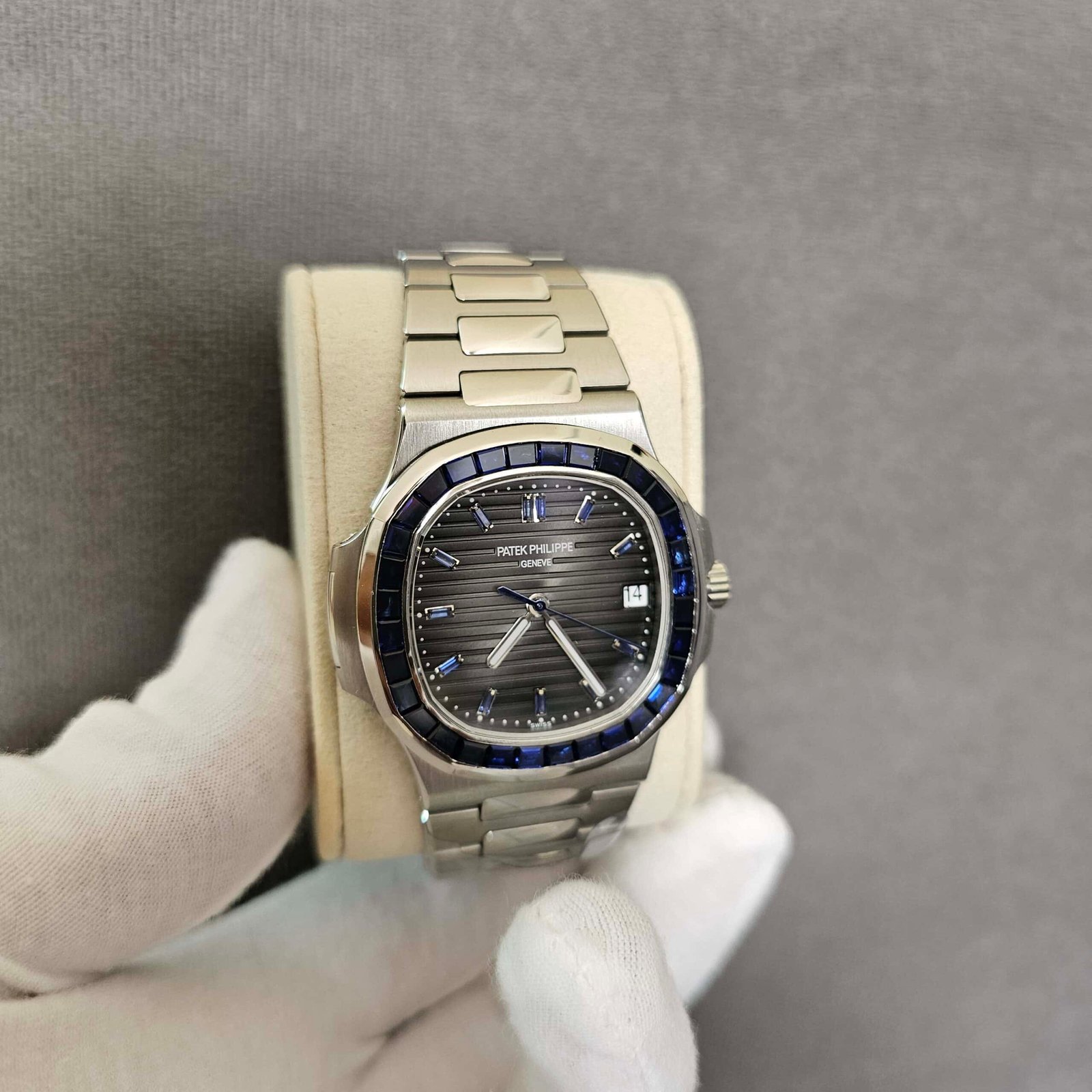 Patek Philippe Nautilus With Blue Saphire In Platinum 5711/111P-001 - copywatchesdubai.com