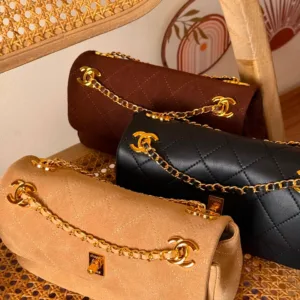 CHANEL quilted flap shoulder bag